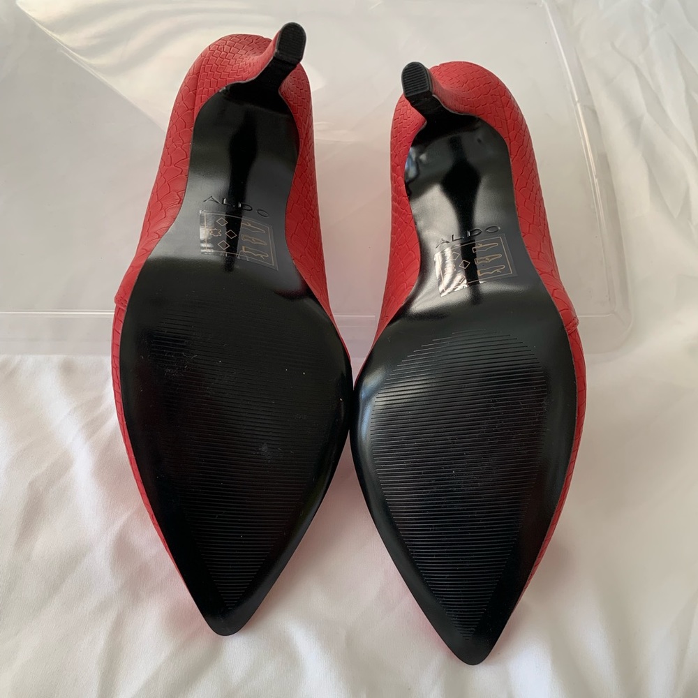 Red pumps - Picture 2 of 6